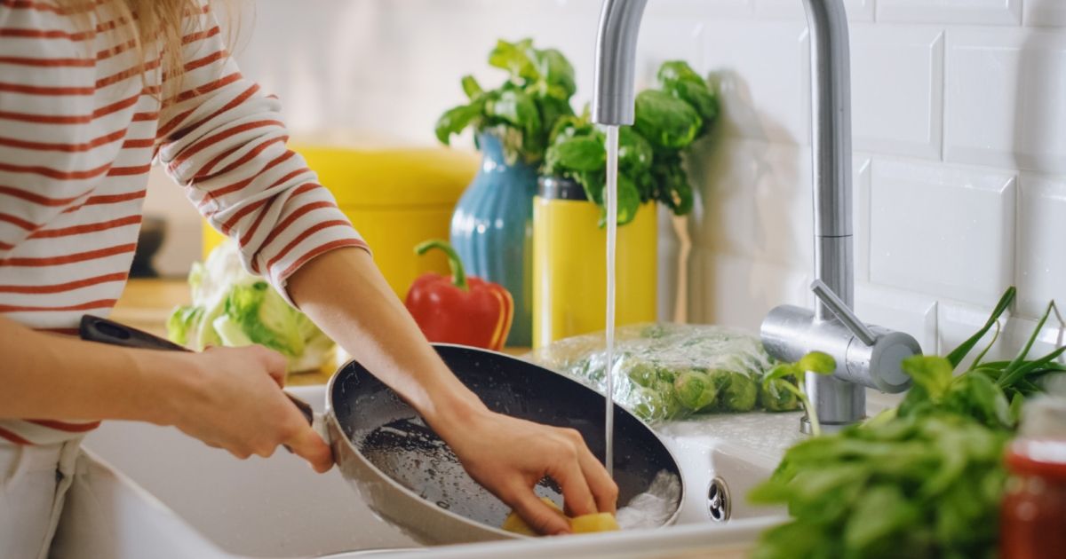 Woman cleaning dishes