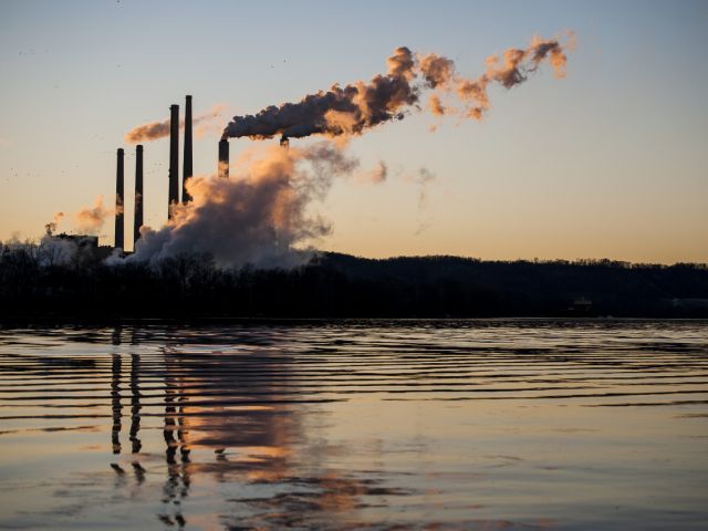 Billowing coal plant in Kentucky