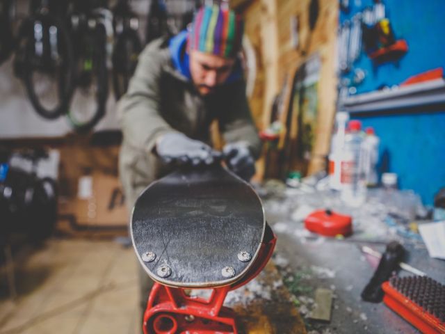 Person applying ski wax