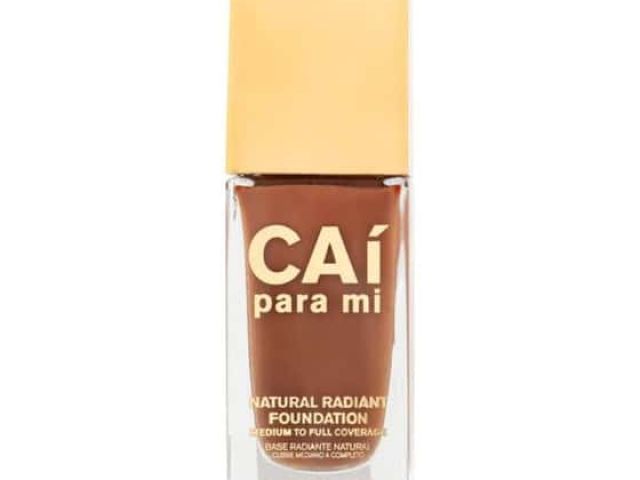 Brown foundation bottle with a gold cap, labeled "CAÍ para mi" and "Natural Radiant Foundation."