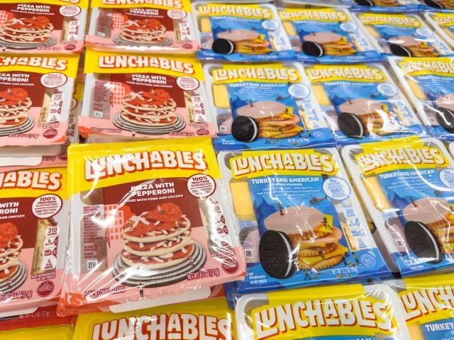 Photograph of stacked Lunchables pizza and turkey &amp; American cracker packs on store shelf