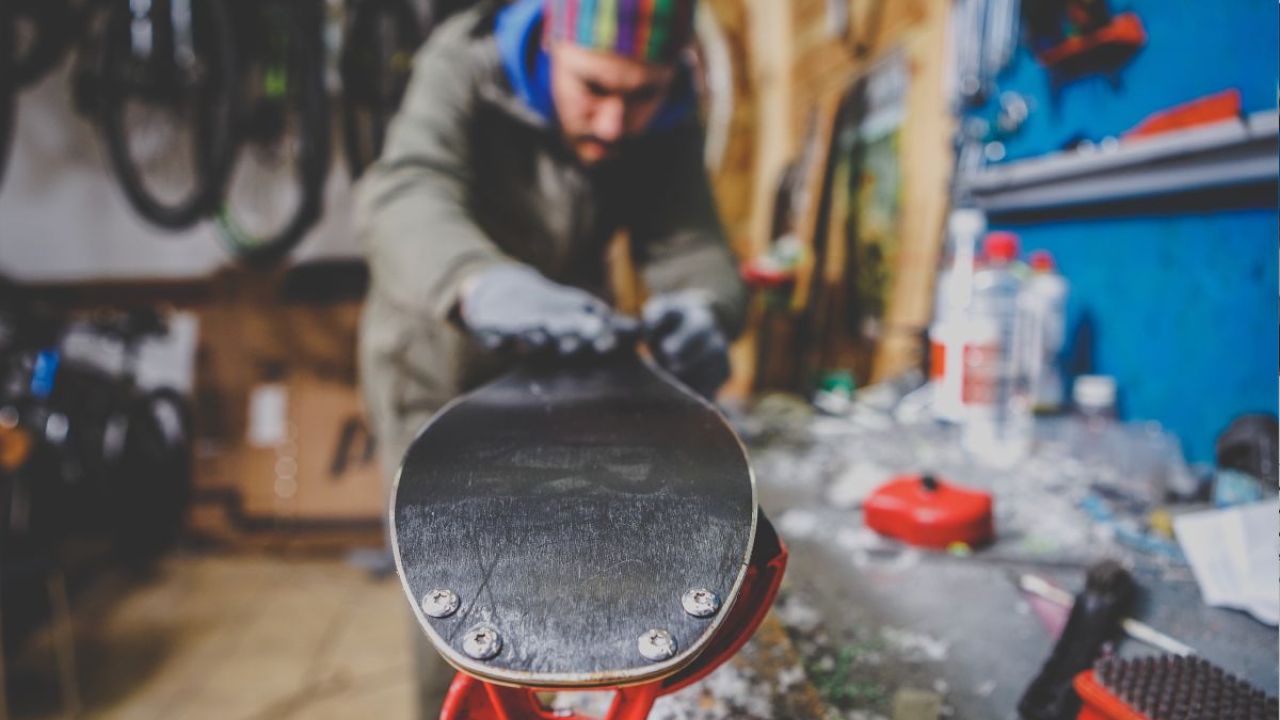 Person applying ski wax